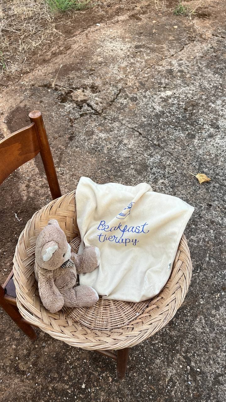 Tote bag "Breakfast therapy" con orsacchiotto nel cesto di vimini