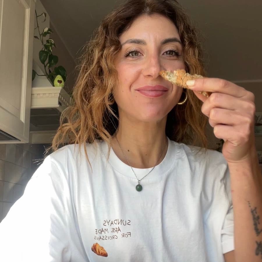 Michela in cucina con il suo pane fatto in casa