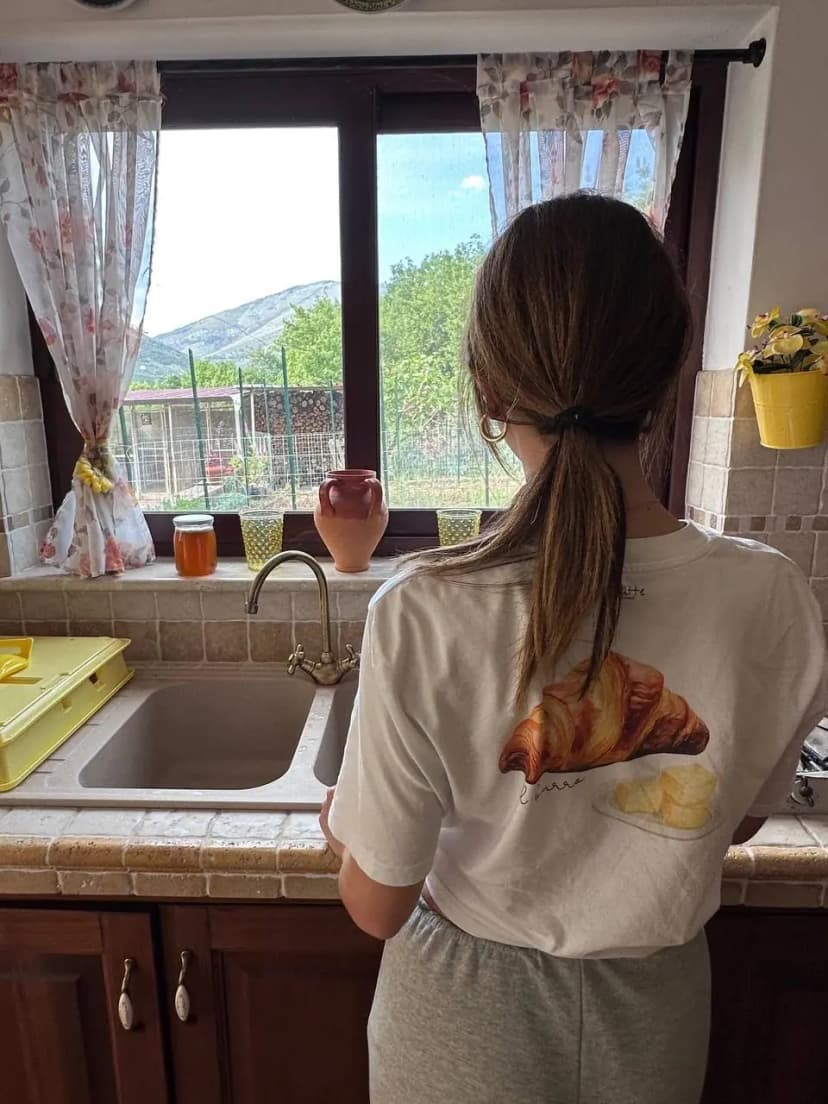 Unisex Organic Cotton | Sundays are made for croissants nella vita di tutti i giorni